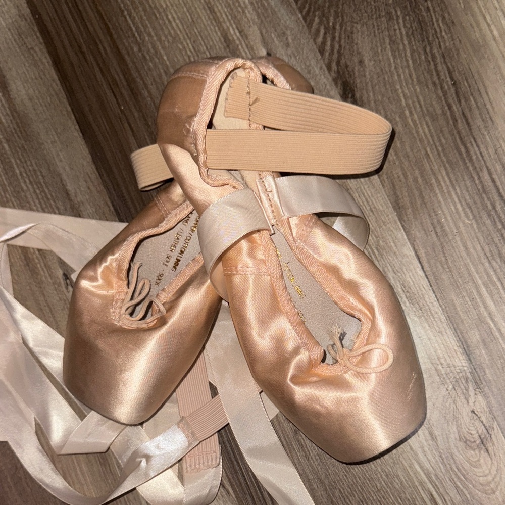 Bloch Satin Ballet Pointe Shoes in Soft Tan